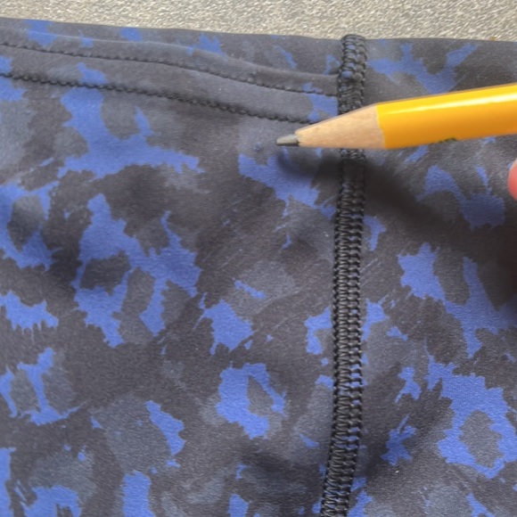 🍋Lululemon blue and black Luxtreme crops size 6 - Picture 10 of 10